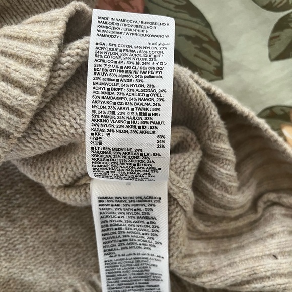 GAP Soft Oatmeal VNeck ButtonUp Cardigan Size Large - Picture 5 of 6